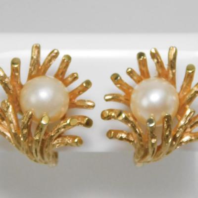 Vintage Trifari Pearl Bead Gold Tone Earrings