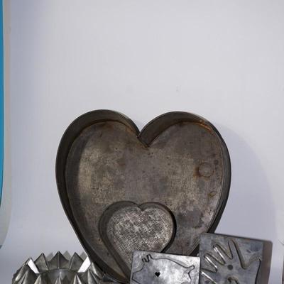 GROUPING OF ANTIQUE TIN WEAR TO INCLUDE HEART CAKE MOLDS/GARLAND STOVE COOKIE CUTTER AND PIG COOKIE CUTTER