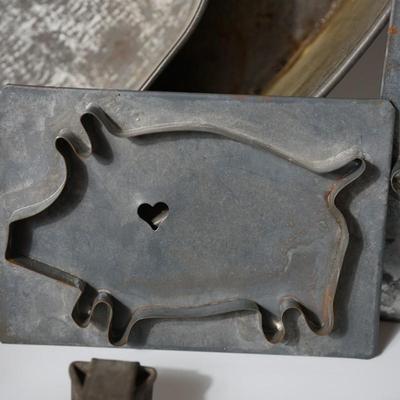 GROUPING OF ANTIQUE TIN WEAR TO INCLUDE HEART CAKE MOLDS/GARLAND STOVE COOKIE CUTTER AND PIG COOKIE CUTTER