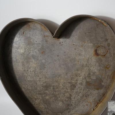 GROUPING OF ANTIQUE TIN WEAR TO INCLUDE HEART CAKE MOLDS/GARLAND STOVE COOKIE CUTTER AND PIG COOKIE CUTTER