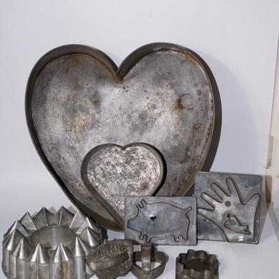 GROUPING OF ANTIQUE TIN WEAR TO INCLUDE HEART CAKE MOLDS/GARLAND STOVE COOKIE CUTTER AND PIG COOKIE CUTTER