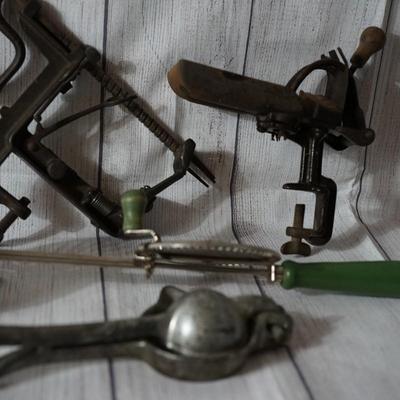 GROUPING OF FOUR ANTIQUE KITCHEN ITEMS TO INCLUDE CHERRY PITTER