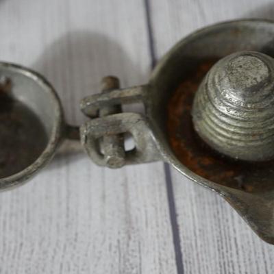 GROUPING OF FOUR ANTIQUE KITCHEN ITEMS TO INCLUDE CHERRY PITTER