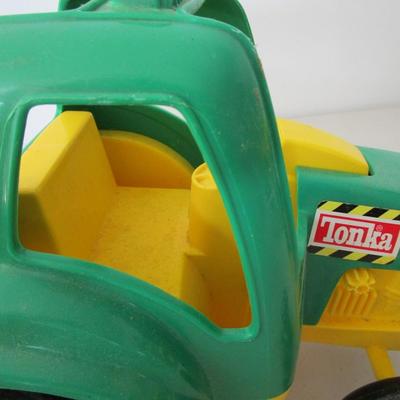 #32 John Deer tractor toy, plastic