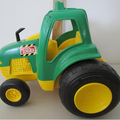 #32 John Deer tractor toy, plastic
