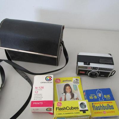 #53 Vintage Kodak camera with case, flash cubes, film, flash bulbs