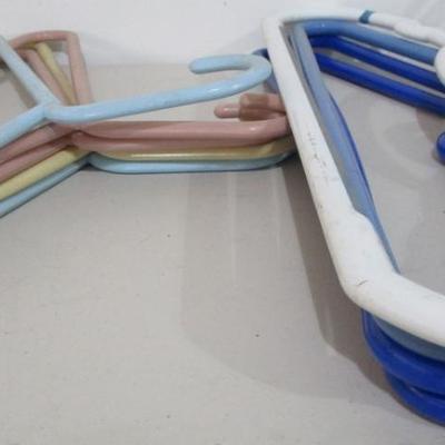#66 42 Plastic hangers