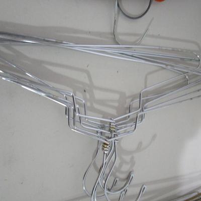 #70 42 Metal hangers 
