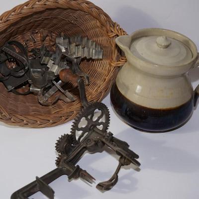 GROUPING OF VINTAGE KITCHEN ITEMS TO INCLUDE APPLE PEELER/COOKIE CUTTERS AND A STONEWARE MILK PITCHER