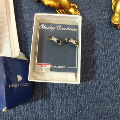 LOT 184. MISC UNTESTED ELECTRONIC ITEMS AND ANGEL DECOR