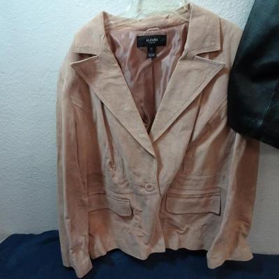 LOT 187. THREE LADIES COATS/JACKETS ALFANI, WORTHINGTON AND REQUIREMENTS BRANDS