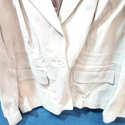 LOT 187. THREE LADIES COATS/JACKETS ALFANI, WORTHINGTON AND REQUIREMENTS BRANDS