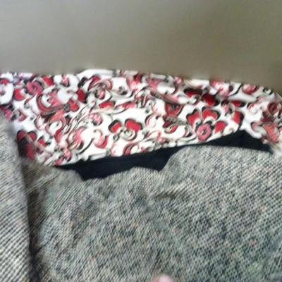 LOT 188. CONTAINER OF LADIES CLOTHING OVER 15 GARMENTS SIZE INCLUDE XL AND SIZE 18