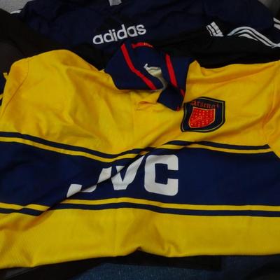 LOT 189 MENS CLOTHING INCLUDING CEZANI MENS SHIRT WITH TAGS, ADIDAS GEAR, SOOCER SHIRT, ETC