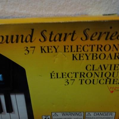 LOT 191 KEYBOARD, KEYBOARD STAND AND MIC STAND