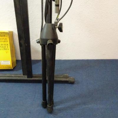 LOT 191 KEYBOARD, KEYBOARD STAND AND MIC STAND