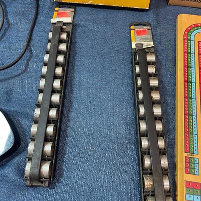 LOT 193. LARGE MISC LOT INCLUDING ROKU, TOOLS, SCANNER, CRIBBAGE BOARDS & MORE