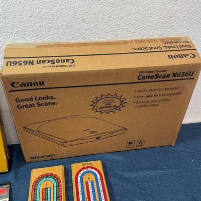 LOT 193. LARGE MISC LOT INCLUDING ROKU, TOOLS, SCANNER, CRIBBAGE BOARDS & MORE