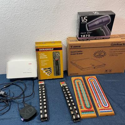 LOT 193. LARGE MISC LOT INCLUDING ROKU, TOOLS, SCANNER, CRIBBAGE BOARDS & MORE