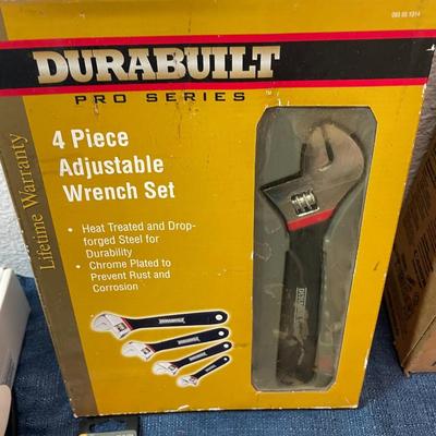 LOT 193. LARGE MISC LOT INCLUDING ROKU, TOOLS, SCANNER, CRIBBAGE BOARDS & MORE