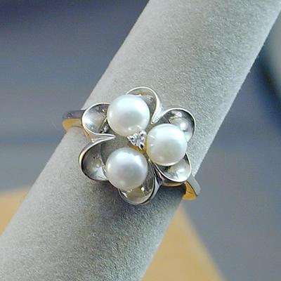 10k white gold 3 pearl ring with small diamond, 5.3 grams, size 7.5