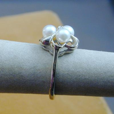 10k white gold 3 pearl ring with small diamond, 5.3 grams, size 7.5