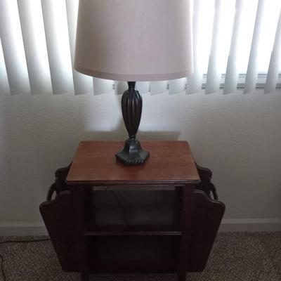 LOT 11  ANTIQUE DOUBLE SIDED MAGAZINE HOLDER END TABLE WITH LAMP (front room)