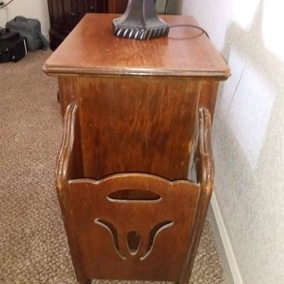 LOT 11  ANTIQUE DOUBLE SIDED MAGAZINE HOLDER END TABLE WITH LAMP (front room)
