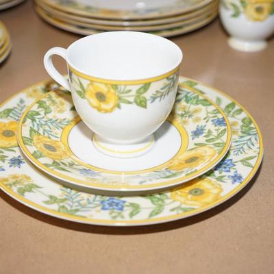 SERVICE FOR SIX OF LIMOGE MEDARD de NOBLAT PUTNTAN DINNER SET FOR SIX
