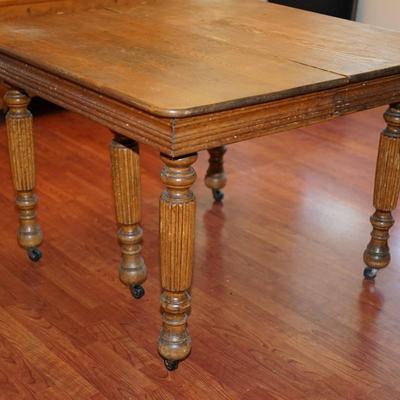 EARLY 1900'S SQUARE  OAK TABLE W/TWO LEAVES/FLUTED LEGS/ CENTER LEG SUPPORT