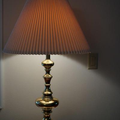 QUALITY BRASS TABLE LAMP WITH BALL  FOOTINGS