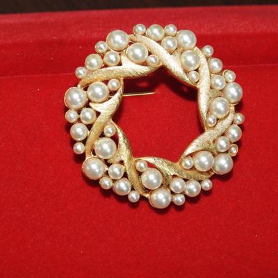 Beautiful pearl and gold brooch