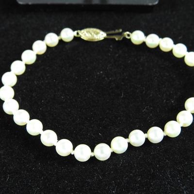 Pearl necklace and bracelet set