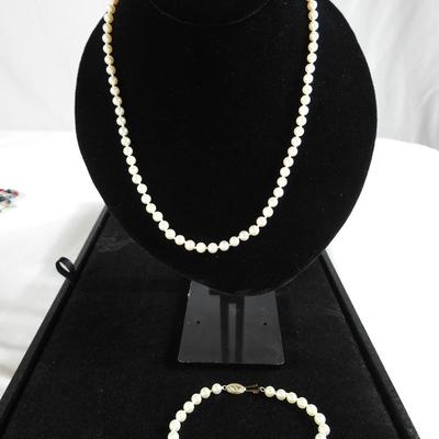 Pearl necklace and bracelet set
