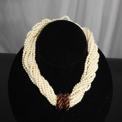 Pearl choker type necklace