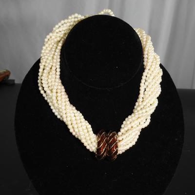 Pearl choker type necklace