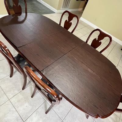 KNOB CREEK ~ Queen Anne Pedestal Dining Room Table, Two (2) Leaves, & Six (6) Chairs Set