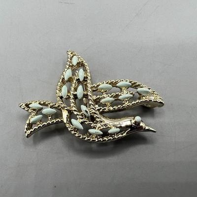 Retro Gold Tone Enamel Bird Figural Brooch Jewelry Pin