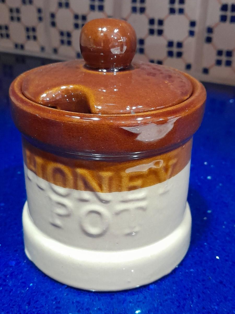 LOT 43 VINTAGE KITCHEN POTTERY