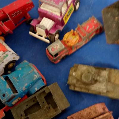 LOT 137  LARGE LOT OF VINTAGE TOY CARS