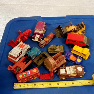 LOT 137  LARGE LOT OF VINTAGE TOY CARS