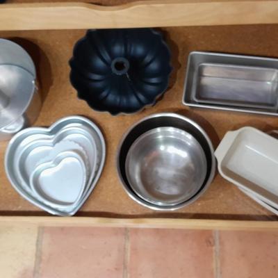 LOT 69 BUNDT PAN, CAKE PANS, AND OTHER BAKEWARE