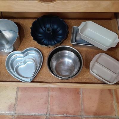 LOT 69 BUNDT PAN, CAKE PANS, AND OTHER BAKEWARE