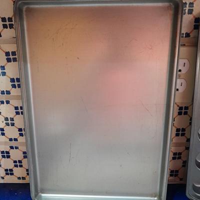 LOT 70 COOKIE SHEETS, AND CUPCAKE PAN