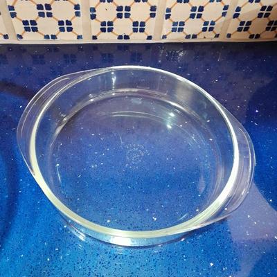 LOT 122 CLEAR GLASS PYREX MIXING BOWL WITH SEVERAL PIE PANS
