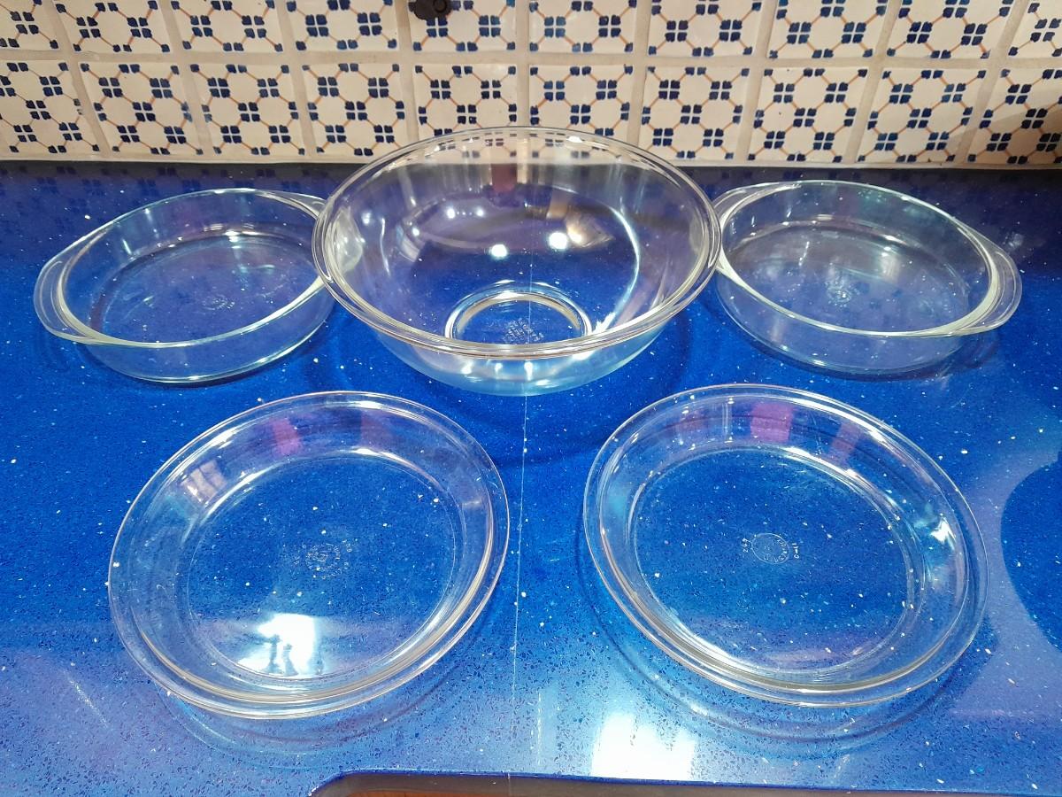 LOT 122 CLEAR GLASS PYREX MIXING BOWL WITH SEVERAL PIE PANS