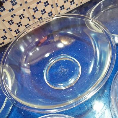 LOT 122 CLEAR GLASS PYREX MIXING BOWL WITH SEVERAL PIE PANS