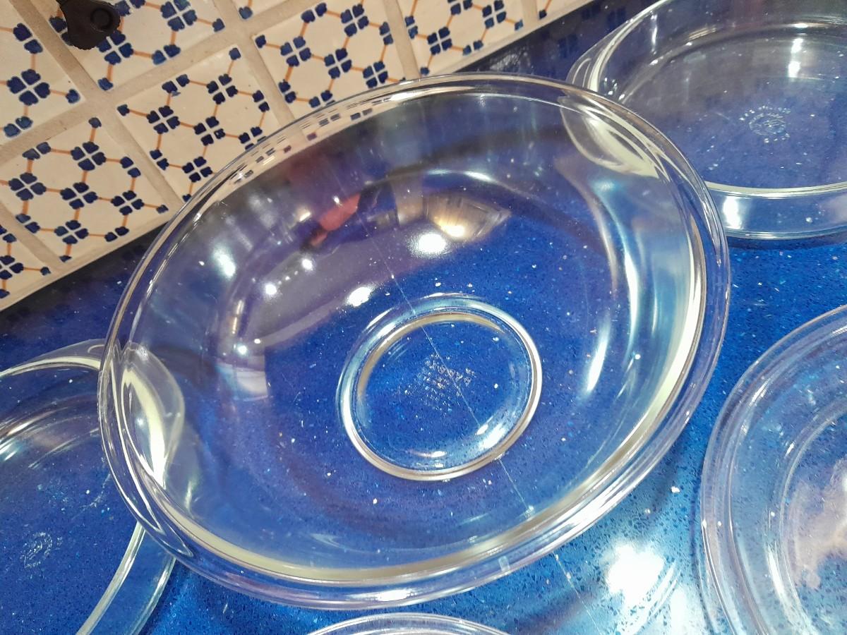 LOT 122 CLEAR GLASS PYREX MIXING BOWL WITH SEVERAL PIE PANS