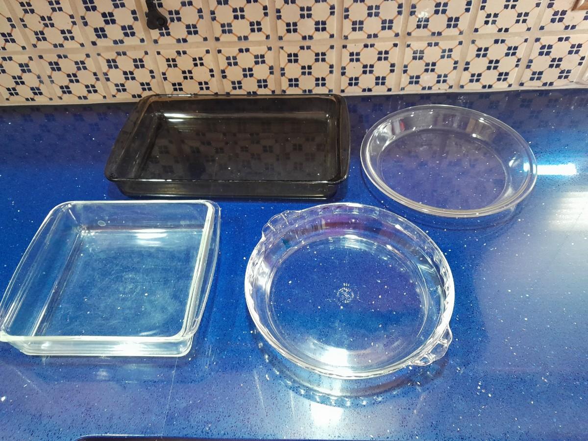 LOT 132 KITCHEN GLASS BAKEWARE