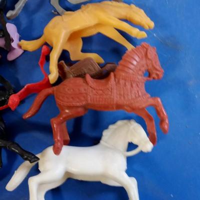 LOT 1 TWENTY VINTAGE PLASTIC HORSES